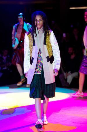 コム デ ギャルソン オム プリュス、「ファッションは中身が大事！」【2018春夏メンズ】