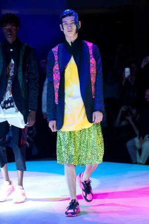 コム デ ギャルソン オム プリュス、「ファッションは中身が大事！」【2018春夏メンズ】