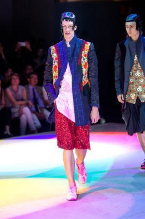 コム デ ギャルソン オム プリュス、「ファッションは中身が大事！」【2018春夏メンズ】