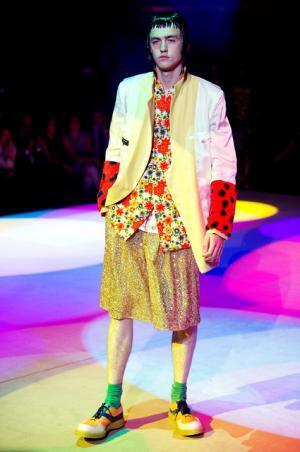 コム デ ギャルソン オム プリュス、「ファッションは中身が大事！」【2018春夏メンズ】