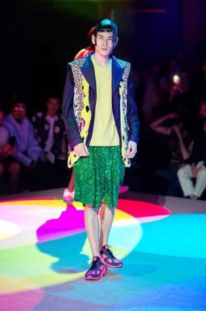 コム デ ギャルソン オム プリュス、「ファッションは中身が大事！」【2018春夏メンズ】