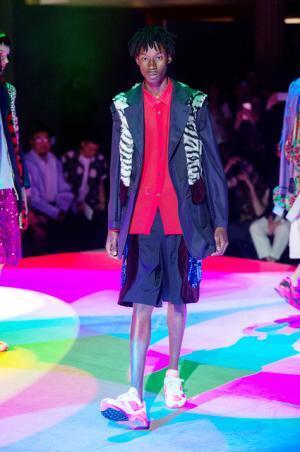 コム デ ギャルソン オム プリュス、「ファッションは中身が大事！」【2018春夏メンズ】