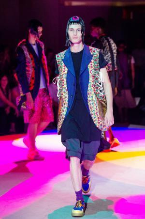 コム デ ギャルソン オム プリュス、「ファッションは中身が大事！」【2018春夏メンズ】