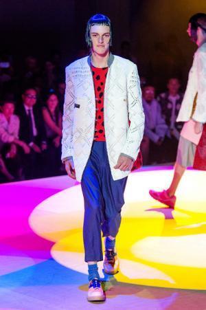 コム デ ギャルソン オム プリュス、「ファッションは中身が大事！」【2018春夏メンズ】