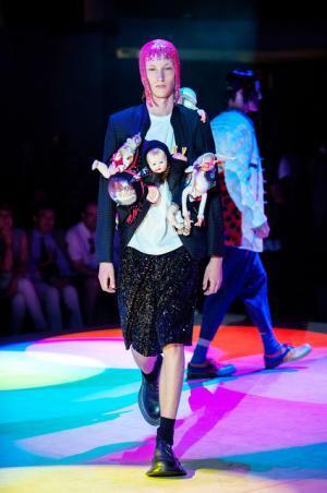 コム デ ギャルソン オム プリュス、「ファッションは中身が大事！」【2018春夏メンズ】