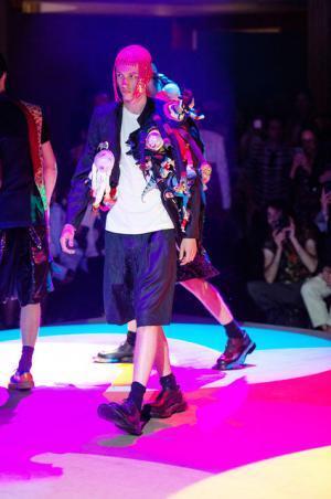 コム デ ギャルソン オム プリュス、「ファッションは中身が大事！」【2018春夏メンズ】