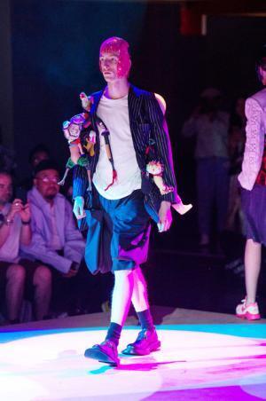 コム デ ギャルソン オム プリュス、「ファッションは中身が大事！」【2018春夏メンズ】