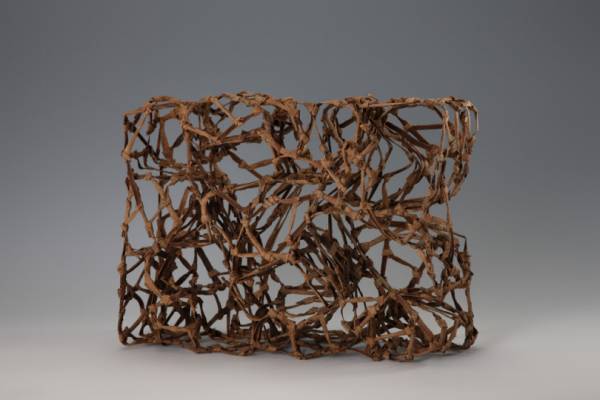 アーティストが紡ぎ出す糸と布の世界、広島市現代美術館で「交わるいと『あいだ』をひらく術として」開催