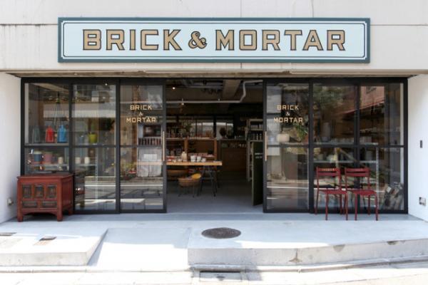 BRICK &amp; MORTAR、アポロ月面着陸など過去の新聞に“一言”をオーバープリントしたポスターが登場