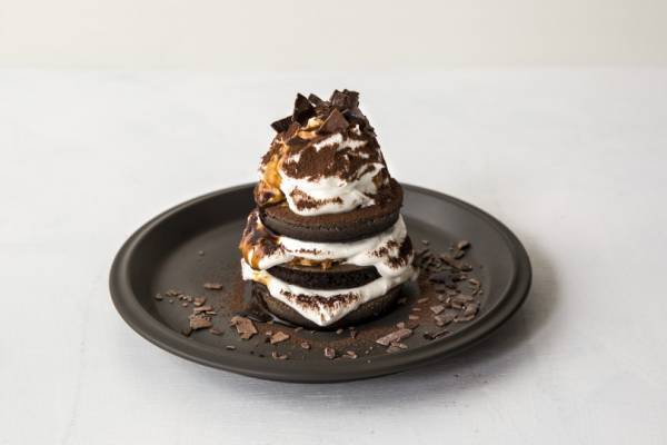 “変化する”パンケーキ! J.S. PANCAKE CAFEのモノトーンカラーに仕上げた冬限定メニュー