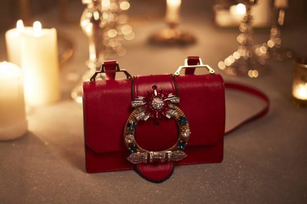 クリスマスにミュウミュウが贈るギフトコレクションにちなんだショートフィルム