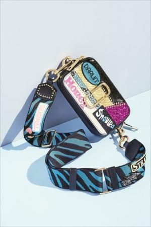 マーク ジェイコブスの“カメラバッグ”にカイア・ガーバーとのコラボモデル登場