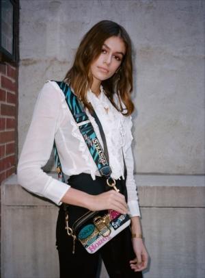 マーク ジェイコブスの“カメラバッグ”にカイア・ガーバーとのコラボモデル登場