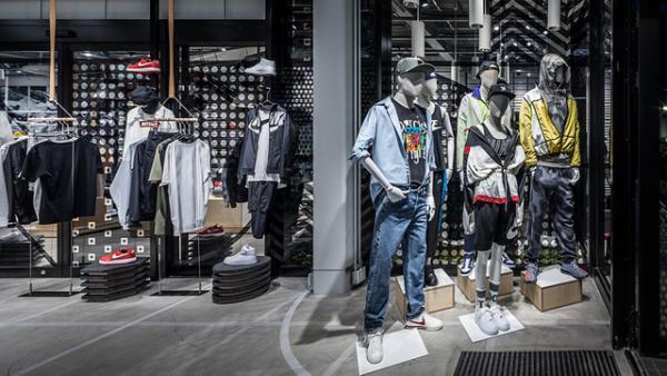 「ナイキ キックス ラウンジ」が日本初オープン！テーラリングやプリントのカスタムも常時可能に