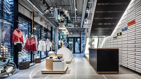 「ナイキ キックス ラウンジ」が日本初オープン！テーラリングやプリントのカスタムも常時可能に