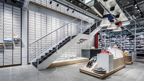 「ナイキ キックス ラウンジ」が日本初オープン！テーラリングやプリントのカスタムも常時可能に