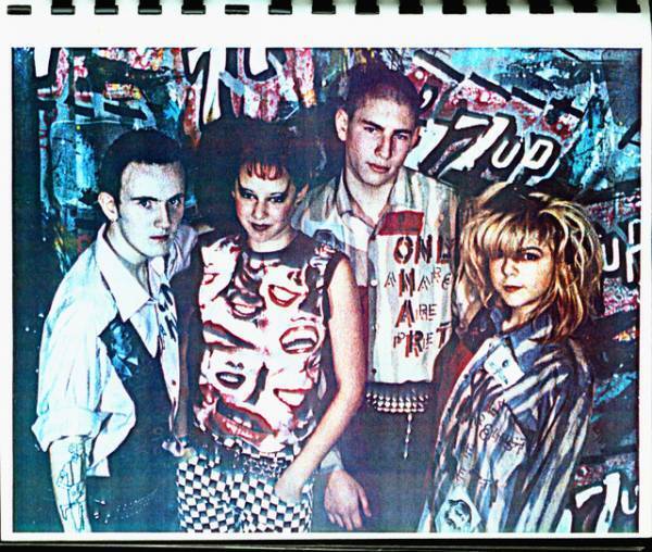 デヴィッド・ボウイやシド・ヴィシャスに愛されたジョン・ドーヴ＆モーリー・ホワイトによる日本初の個展