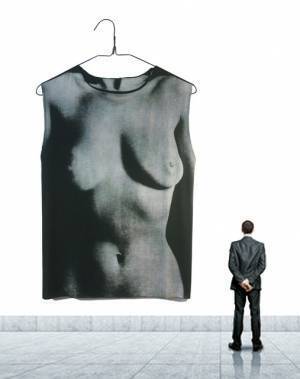 デヴィッド・ボウイやシド・ヴィシャスに愛されたジョン・ドーヴ＆モーリー・ホワイトによる日本初の個展