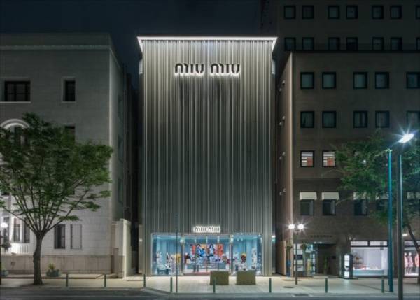 ミュウミュウ神戸店が新オープン！店内はペールブルーへ一新、バレリーナシューズも先行発売