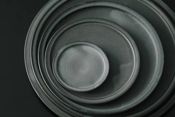 京都・祇園のy gionでLADER×TO SEEの合同ポップアップストア。選び抜かれたキッチンツールや器が並ぶ