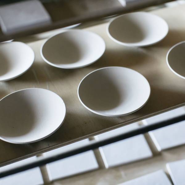 京都・祇園のy gionでLADER×TO SEEの合同ポップアップストア。選び抜かれたキッチンツールや器が並ぶ