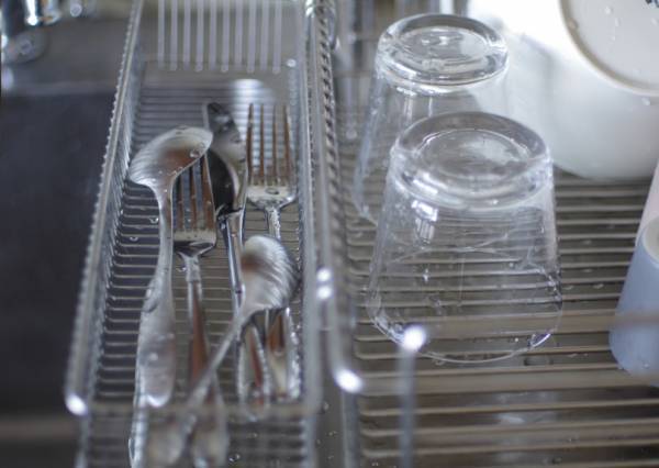 京都・祇園のy gionでLADER×TO SEEの合同ポップアップストア。選び抜かれたキッチンツールや器が並ぶ