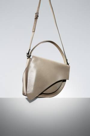 ディスコード ヨウジヤマモト、ブランドネームを体現した2018年春夏コレクションを展開