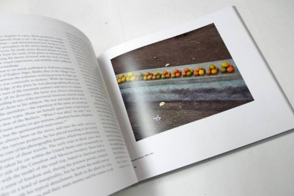 スティーブン・ショア初期の実験的写真を初公開、MoMAの展覧会を機に出版された写真集【ShelfオススメBOOK】