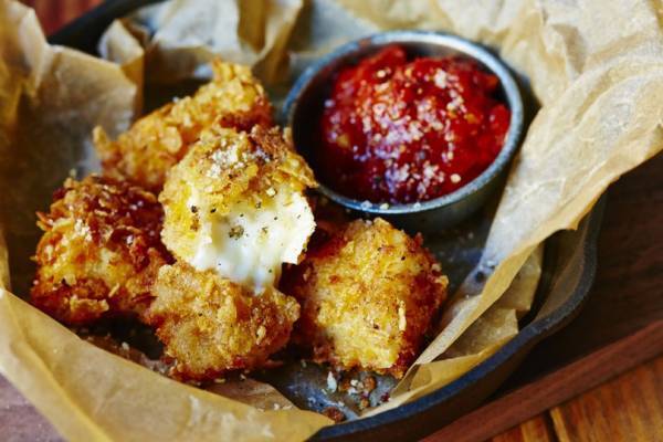 J.S. BURGERS CAFEに限定メニューが登場! 寒い冬に食べたくなるチーズづくしのラインアップ