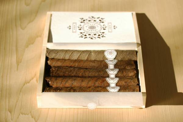 HIGASHIYA、葉巻に見立てた特製の菓子を数量限定で発売