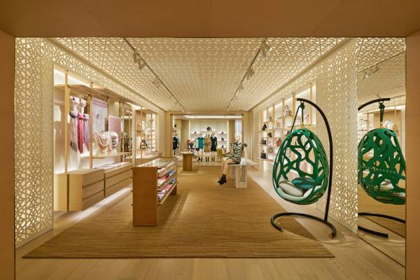 高畑充希が来店、日本初の直営店としてオープンしたルイ・ヴィトン 銀座並木通り店が移転