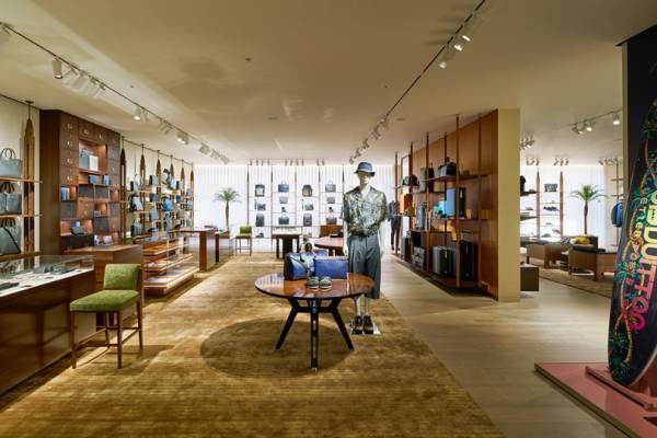 高畑充希が来店、日本初の直営店としてオープンしたルイ・ヴィトン 銀座並木通り店が移転