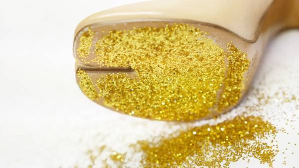 メゾン マルジェラが阪急うめだ本店に「タビ」シューズのポップアップストアをオープン