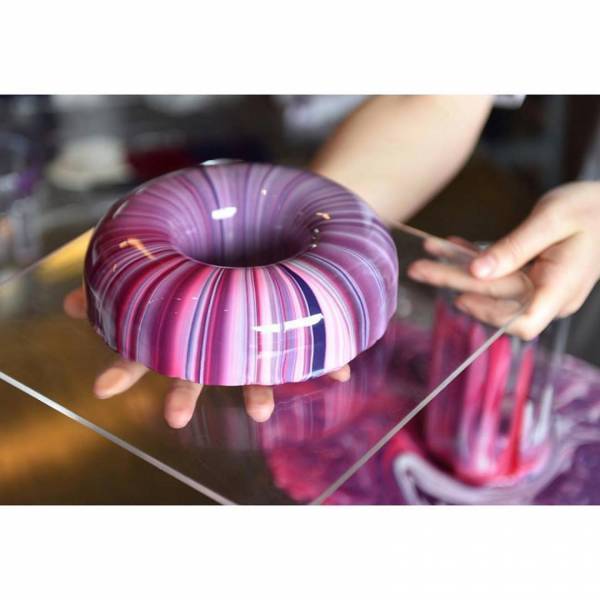 まるでガラスに包まれたように“反射する”ムースのケーキ。Instagramで注目を浴びる若きパティシエ