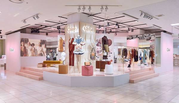 【更新】ナターシャ・ラムゼイ＝レヴィによる初のクロエが新宿伊勢丹でポップアップ開催中!