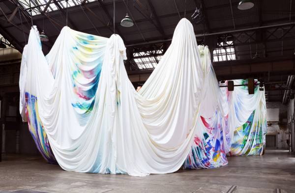 万華鏡の中に飛び込める? 8,250㎡の布キャンバスを使った壮大な体験型インスタレーション