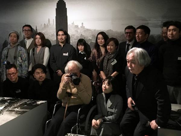 ウィリアム・クライン来日、「東京は巨大なおもちゃやゲームのよう」。写真都市展が21_21 DESIGN SIGHTでスタート【レポート】