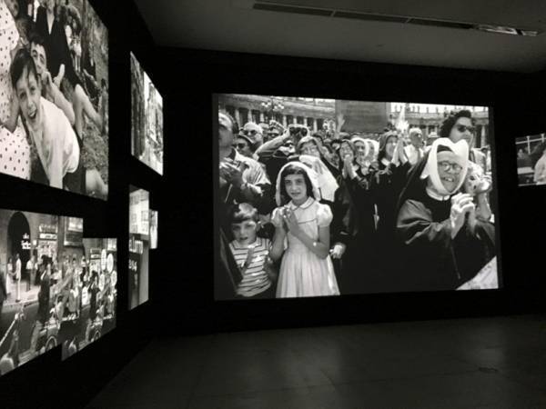 ウィリアム・クライン来日、「東京は巨大なおもちゃやゲームのよう」。写真都市展が21_21 DESIGN SIGHTでスタート【レポート】