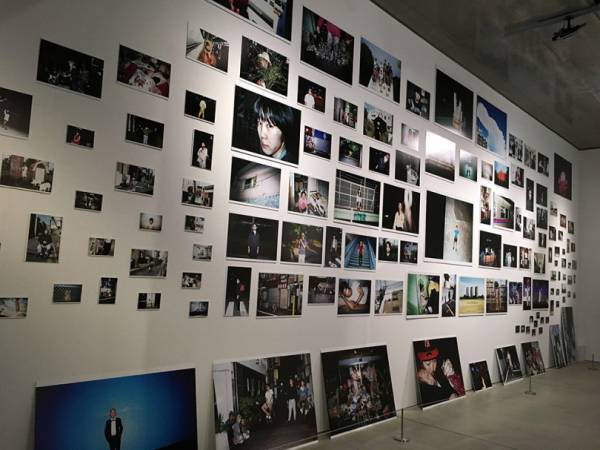 ウィリアム・クライン来日、「東京は巨大なおもちゃやゲームのよう」。写真都市展が21_21 DESIGN SIGHTでスタート【レポート】