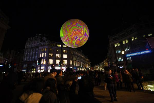 ロンドン市街上空にミステリアスな球体が出現!? 英国最大、光の祭典「ルミエール・ロンドン」
