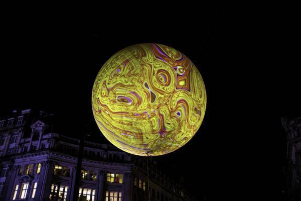 ロンドン市街上空にミステリアスな球体が出現!? 英国最大、光の祭典「ルミエール・ロンドン」