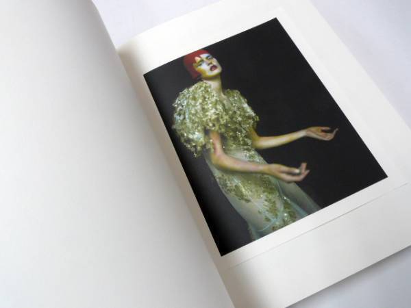 ディオールの信頼厚き写真家パオロ・ロベルシが収めたクチュールクリエーションの書籍が刊行【ShelfオススメBOOK】