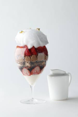 ふわふわのコットンキャンディ乗せ「いちごのパフェ」登場! エンポリオ アルマーニ カフェ青山