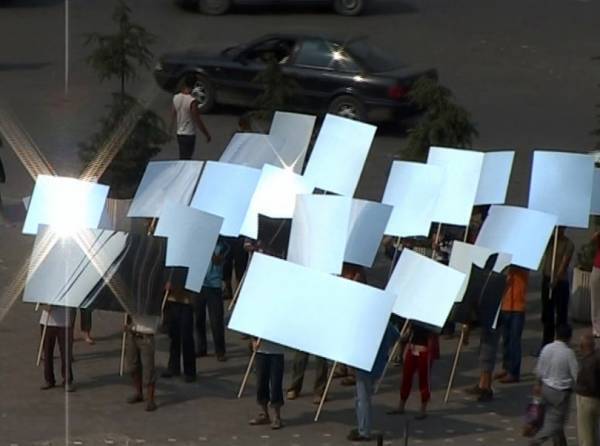 ミルチャ・カントルの日本初個展が銀座メゾンエルメス フォーラムで開催、東京で撮影された新作も発表