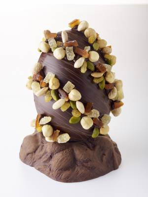 ピエール・エルメ・パリのイースター。ミナ ペルホネン皆川明が描き下ろした卵型のチョコレートも