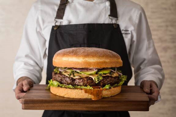重量1.5kgの特大ハンバーガー、期間限定で登場! 「グランド ハイアット 東京」開業15周年を祝う特別メニュー