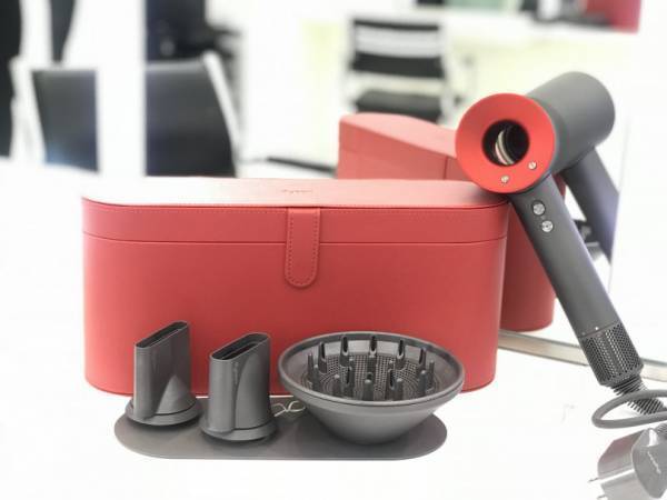大風量で早く乾く! ダイソン、ヘアードライヤーに限定色「アイアン/レッド」登場