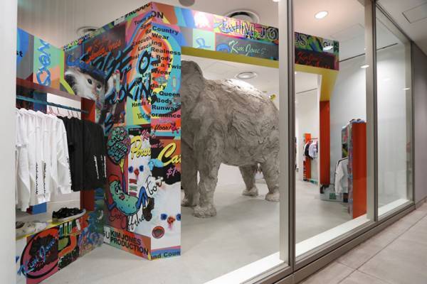 キム・ジョーンズがGUコラボ発売で来日。DSMGの先行販売ポップアップはギャリー・カードがセットデザイン