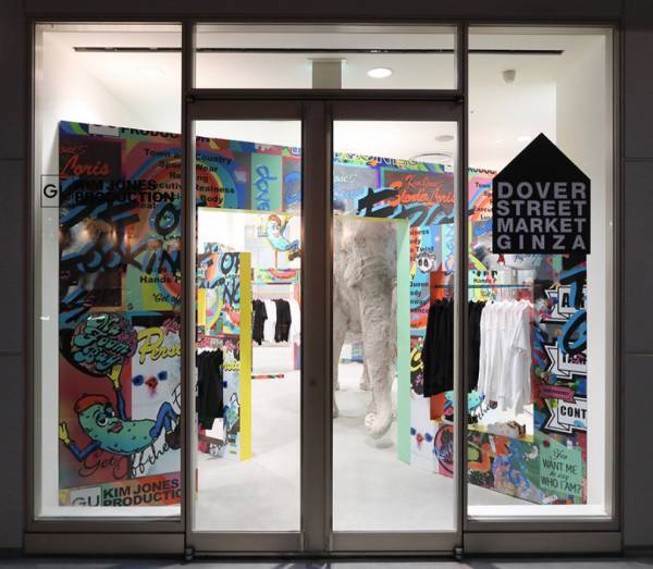 キム・ジョーンズがGUコラボ発売で来日。DSMGの先行販売ポップアップはギャリー・カードがセットデザイン