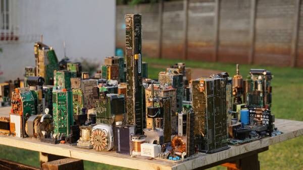 コンピューター電子部品で作られたミニチュアのマンハッタン街。制作者はなんと17歳高校生